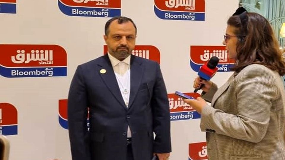 تصویری عجیب از وزیر اقتصاد در عربستان در کنار یک زن بی‌حجاب