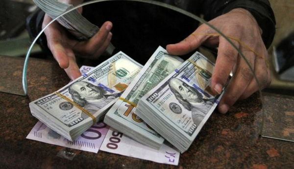 تخریب بازار دلار و یورو؛ پول‌هایی که روانه بازار خودرو می‌شود!
