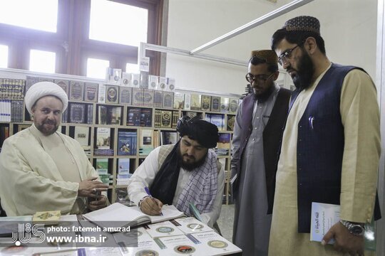 تصاویر| حضور طالبان در نمایشگاه کتاب تهران