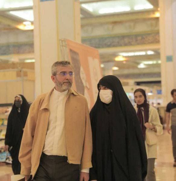 پوشش متفاوت مذاکره‌کننده هسته‌ای ایران به همراه همسرش در نمایشگاه کتاب