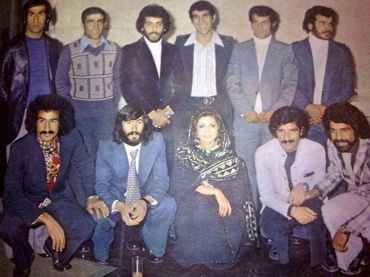 تصویری از گوگوش با چند بازیکن استقلال و پرسپولیس