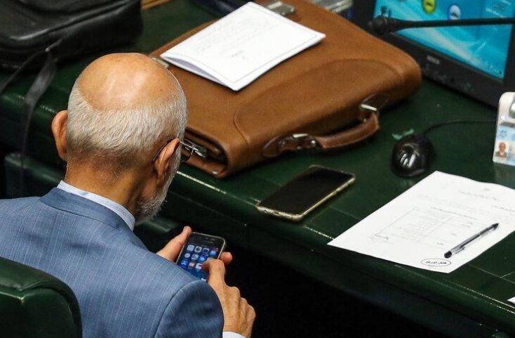 تصویری جنجالی از میرسلیم درحال کار کردن با گوشی آیفون!
