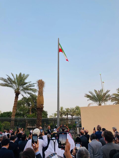 اهتزاز پرچم ایران در عربستان/ سفارت کشورمان رسما بازگشایی شد +عکس اهتزاز پرچم ایران در عربستان/ سفارت کشورمان رسما بازگشایی شد +عکس