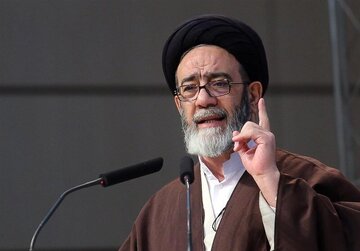 تماس غافلگیرانه امام جمعه تبریز با یک زن ایرانی در استانبول +عکس