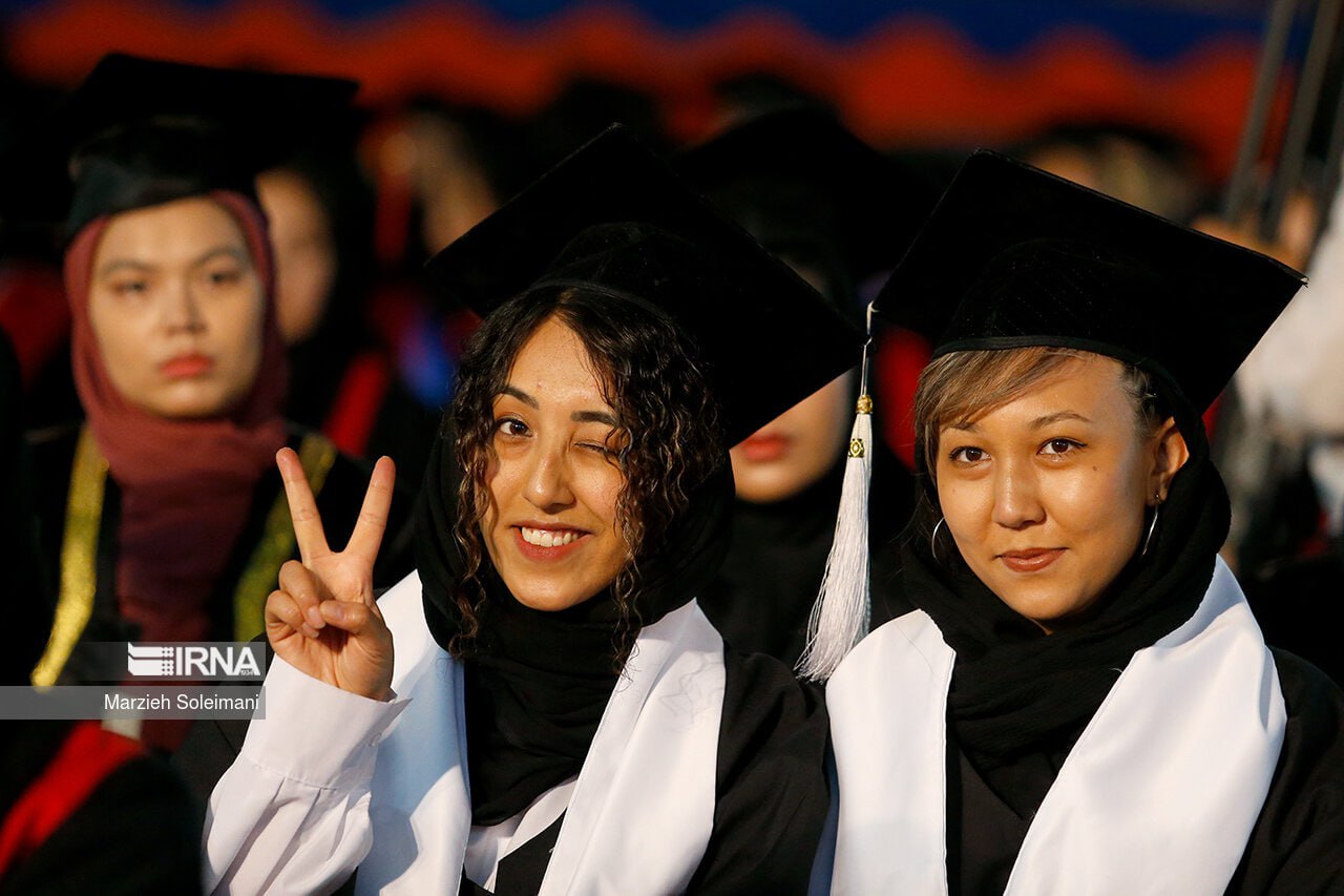 عکس| دسته‌گل پر از اسکناس به دانشجوی خارجی در ایران رسید!