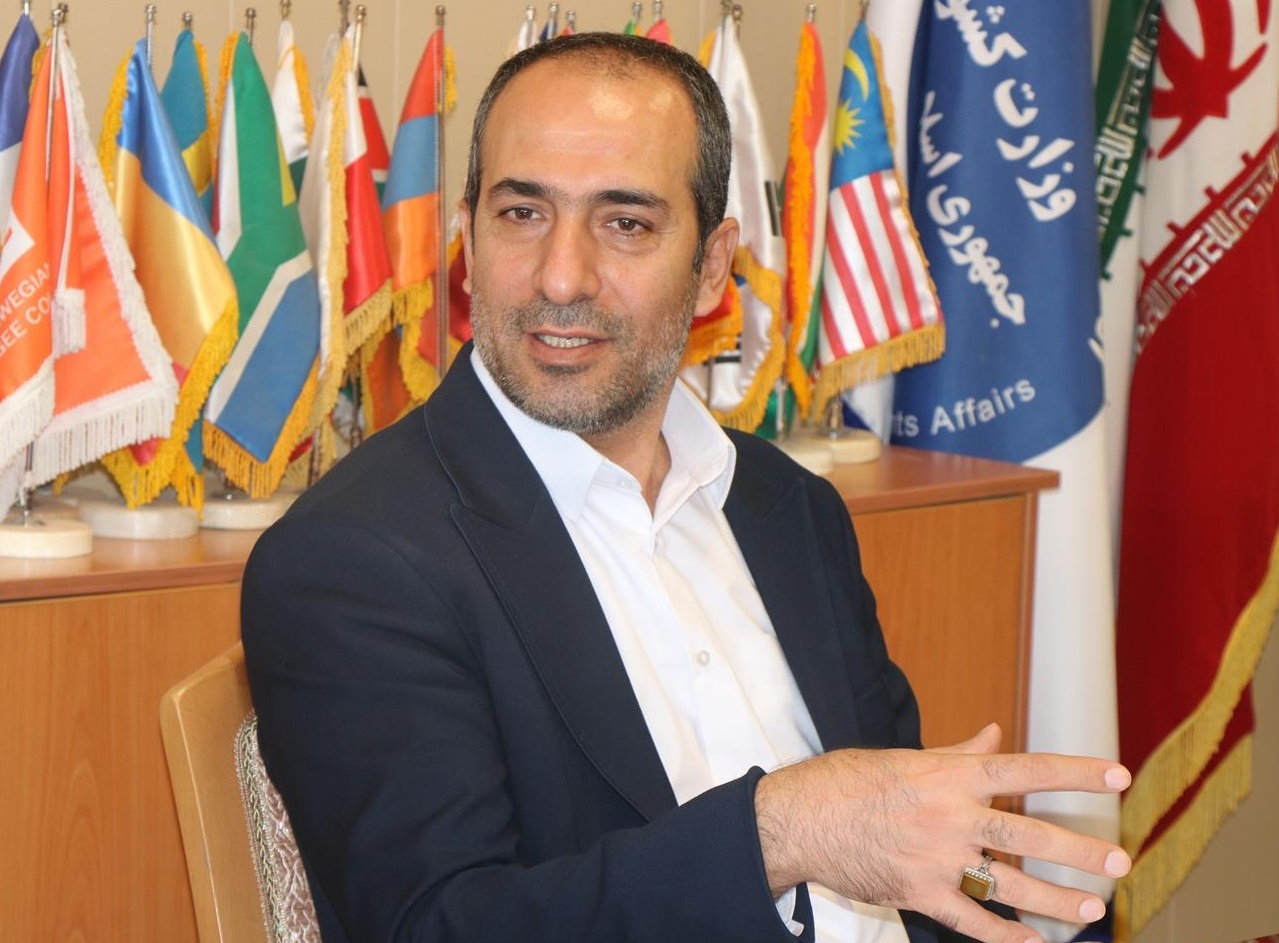 در صورت عدم رعایت حجاب از کشور اخراج میشوید! در صورت عدم رعایت حجاب از کشور اخراج میشوید!