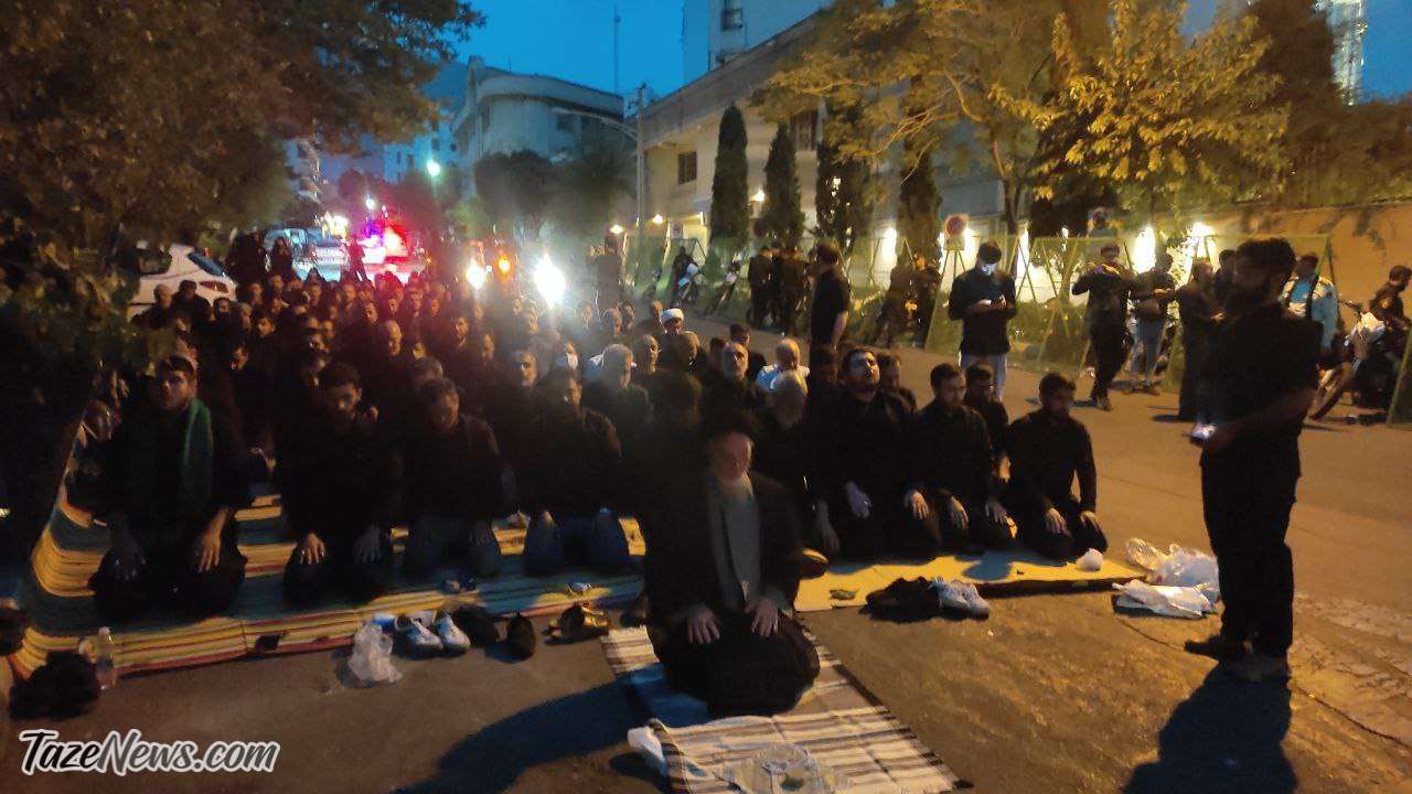 نماز اعتراض‌آمیز مقابل سفارت سوئد! +عکس