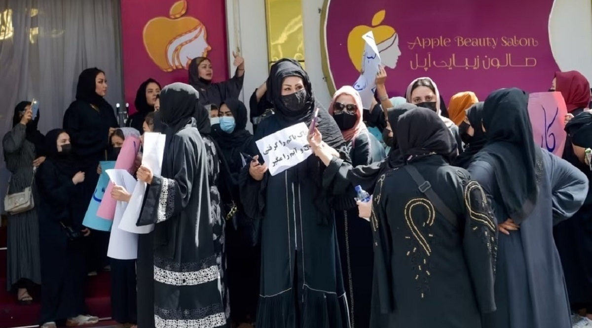 تصاویری از سرکوب زنان توسط طالبان با شلیک تیر هوایی! تصاویری از سرکوب زنان توسط طالبان با شلیک تیر هوایی!