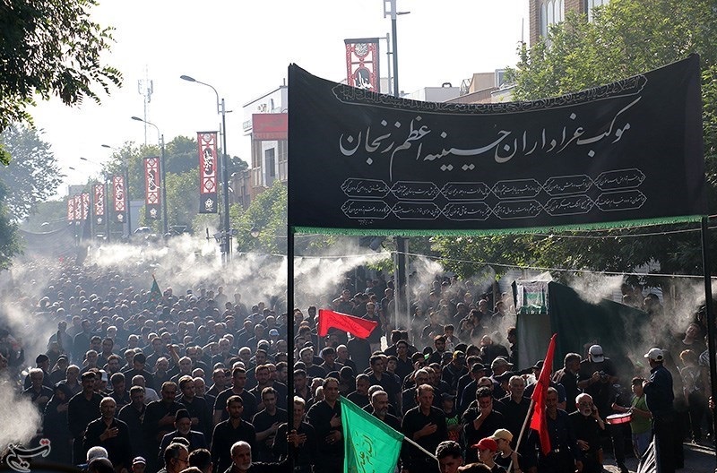 ویدئو| عزاداران زنجانی حاضر نشدند از روی پرچم آمریکا رد شوند!