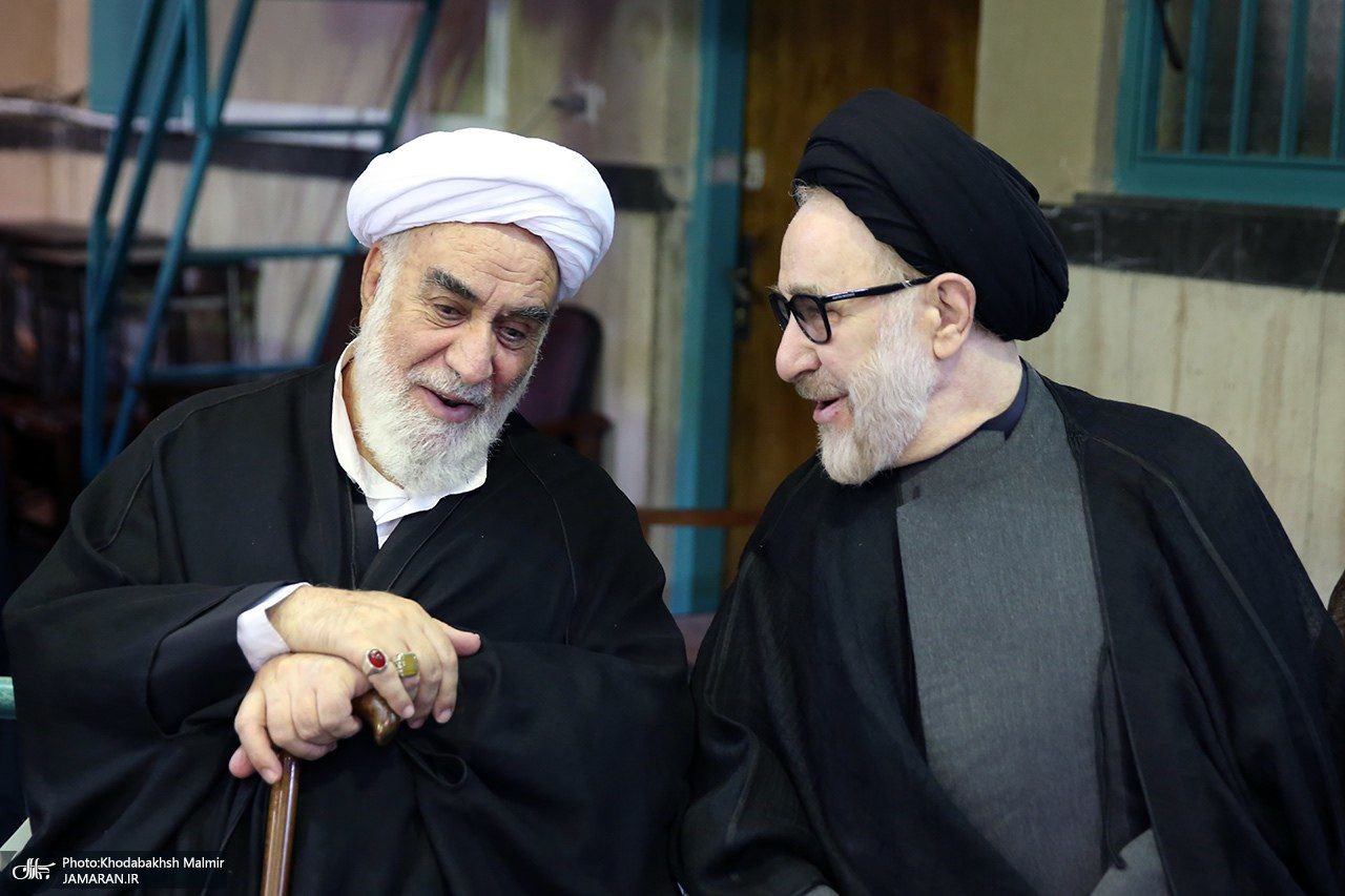 عصبانیت کیهان از عکس خاتمی و رئیس دفتر رهبری!