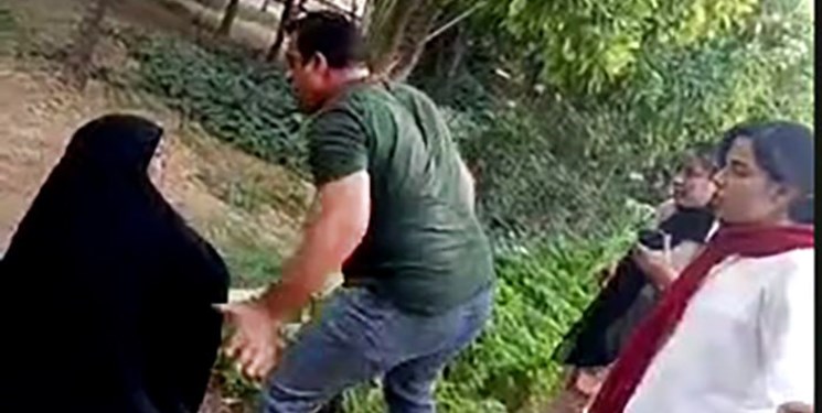 فیلم تازهای از ماجرای آمر به معروف نارنجستان؛ اول زن چادری حمله میکند و خانمی که حجاب دارد را میزند! +ویدئو فیلم تازهای از ماجرای آمر به معروف نارنجستان؛ اول زن چادری حمله میکند و خانمی که حجاب دارد را میزند! +ویدئو