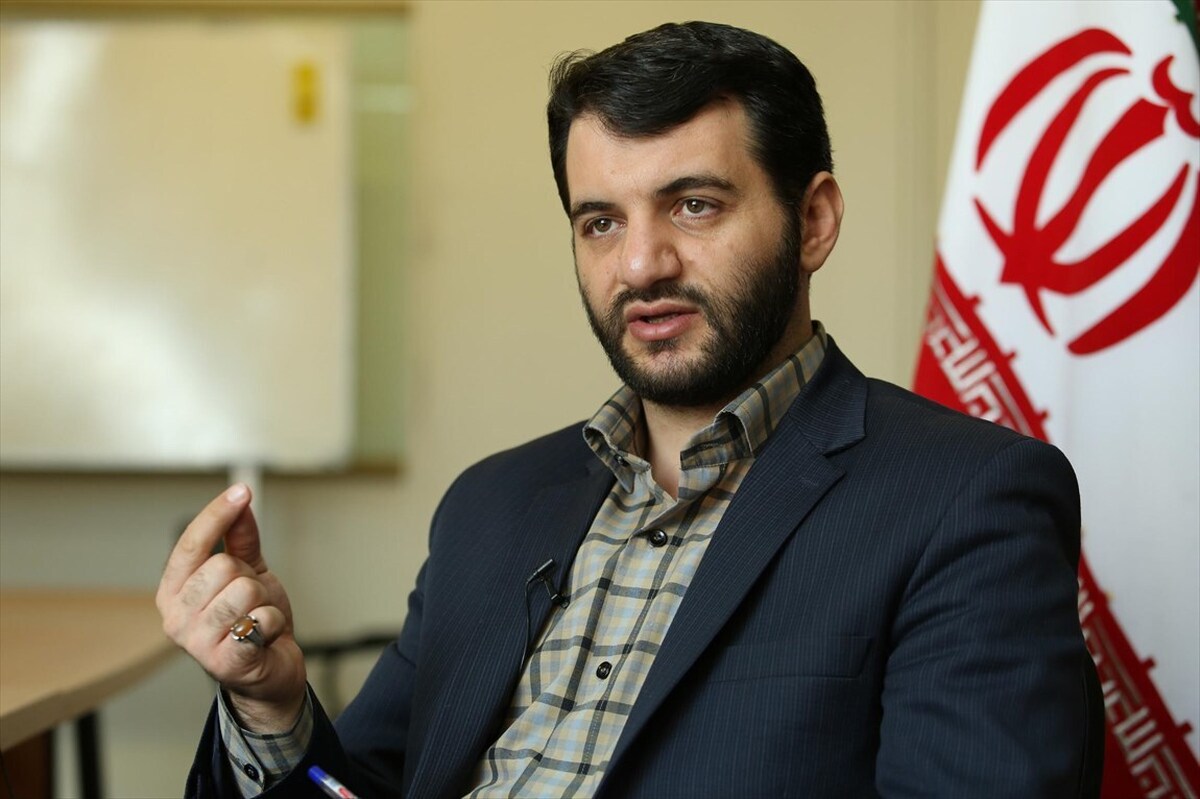 دسته گل جدید وزیر اخراجی رئیسی/ فاجعه مدیران پروازی در مناطق آزاد!