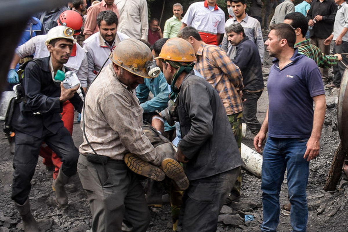 ویدئو| لحظه خارج کردن پیکر جانباختگان انفجار معدن سمنان +جزئیات و تصاویر ویدئو| لحظه خارج کردن پیکر جانباختگان انفجار معدن سمنان +جزئیات و تصاویر