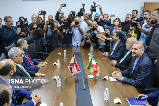 وزیر خارجه ایران: تحریمهای آمریکا نمیتواند مانع روابط اقتصادی ایران و لبنان شود وزیر خارجه ایران: تحریمهای آمریکا نمیتواند مانع روابط اقتصادی ایران و لبنان شود