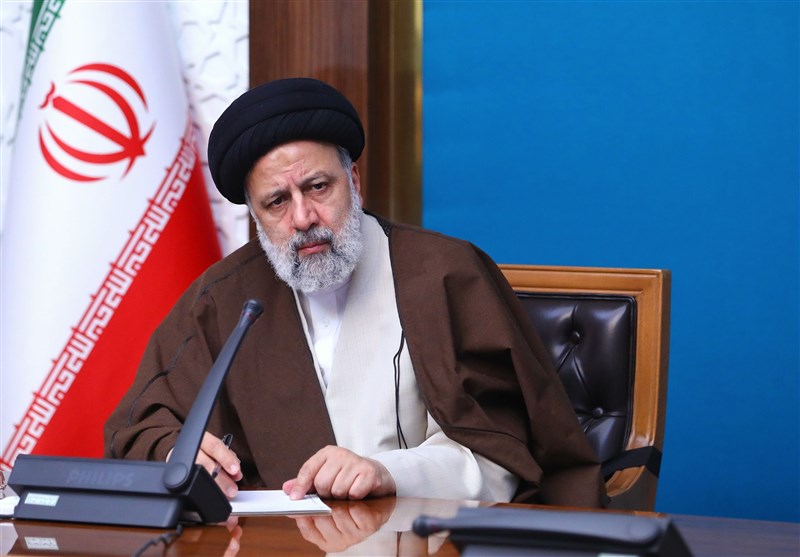 عکسی متفاوت از تذکر رئیسی به محافظش