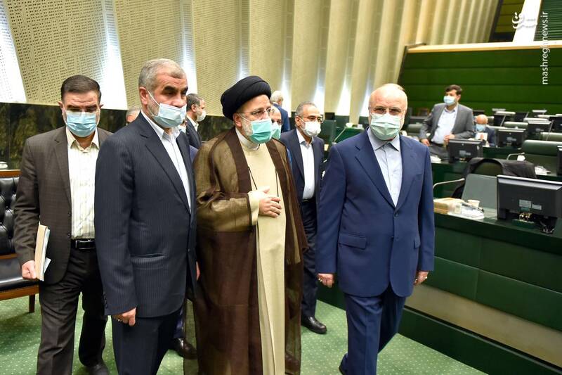 عضو هیات علمی دانشگاه امام صادق: رئیسی چیزی از خلق پول نمی‌داند، اما وزیر اقتصاد که می‌داند چه کرده؛ دولت چون کار قابل دفاع ندارد، به دنبال کارنامه سازی است