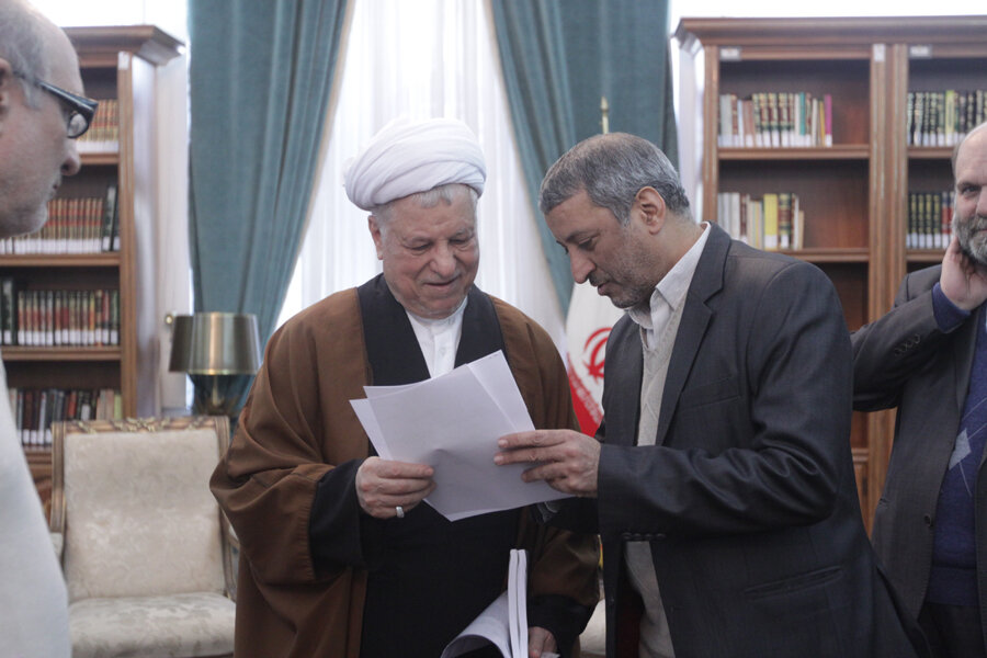 رجایی: قشر خاکستری احتمالا به لاریجانی و روحانی روی خوش نشان بدهند/ قالیباف زیر تیغ «مصلحت» خالص سازهاست