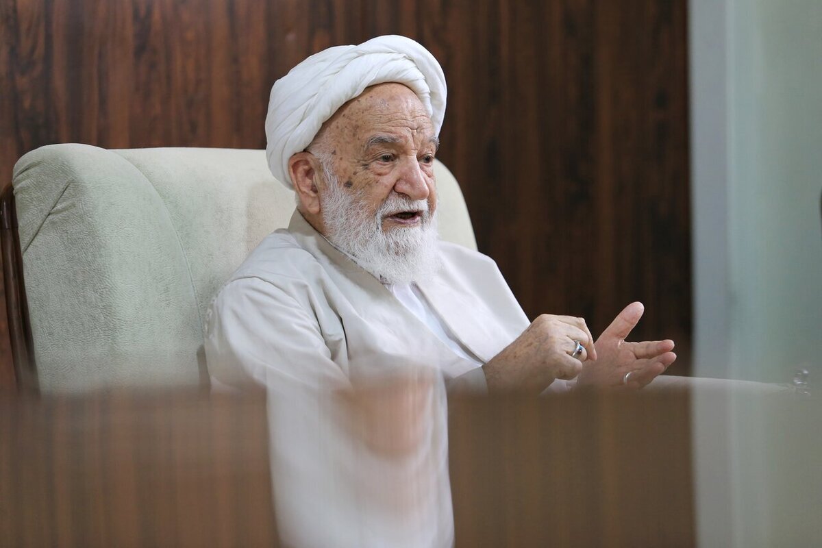 توصیه عضو مدرسین حوزه قم: جنتی ۱۰۰ ساله است و باید در خانه بنشیند