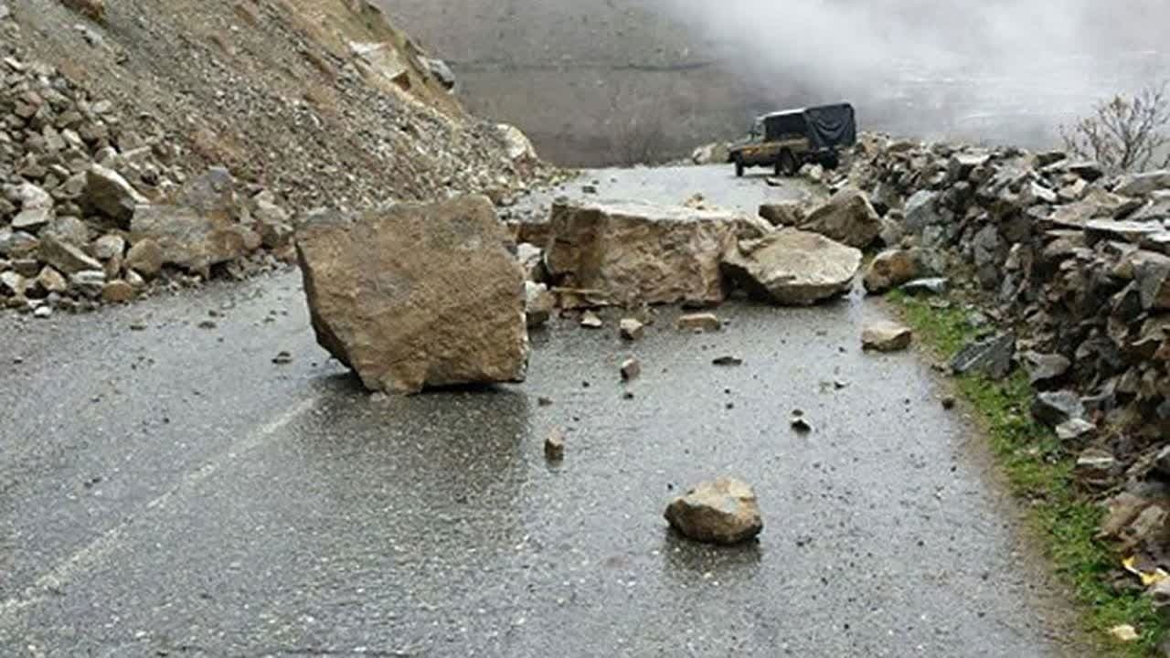 ریزش جاده هراز یک مسافر را به کام مرگ فرستاد ریزش جاده هراز یک مسافر را به کام مرگ فرستاد