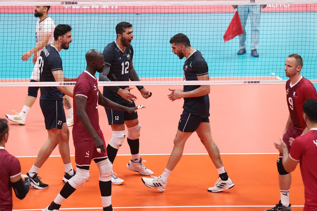 بلندقامتان اولین طلا را ضرب کردند؛ والیبالیستهای ایران با پیروزی مقابل میزبان قهرمان آسیا شدند بلندقامتان اولین طلا را ضرب کردند؛ والیبالیستهای ایران با پیروزی مقابل میزبان قهرمان آسیا شدند