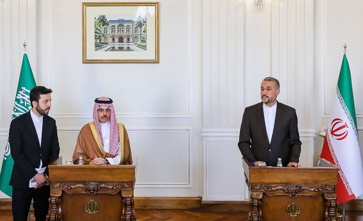 حمله روزنامه حامی دولت به امیرعبداللهیان؛ اگر محل کنفرانس را تغییر نمی‌داد الان خواستار حذف سردیس حاج قاسم نمی‌شدند +واکنش وزیر