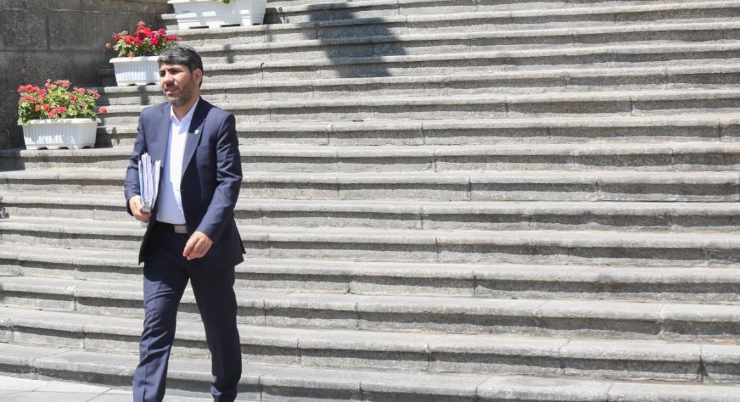 بازهم انگشت اتهام سمت دولت روحانی/ کمبود معلم نتیجه عملکرد کدام دولت است؟ بازهم انگشت اتهام سمت دولت روحانی/ کمبود معلم نتیجه عملکرد کدام دولت است؟