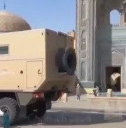 توریست خارجی با خودرو به آثار باستانی یزد وارد شد +ویدئو توریست خارجی با خودرو به آثار باستانی یزد وارد شد +ویدئو