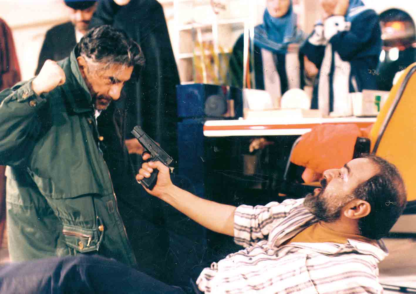 تعارض‌ها در بدنه اصولگرایی آشکارتر از قبل شده است؛ مملکت متعلق به حزب اللهی هاست و فیلم آژانس شیشه ای