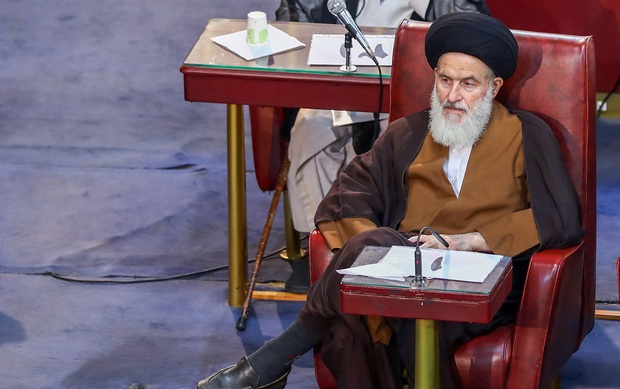 عضو مجلس خبرگان: حرف‌های روحانی تضعیف رهبری است!