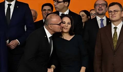 بوسه جنجالی که باعث شرمساری یک کشور شد +عکس