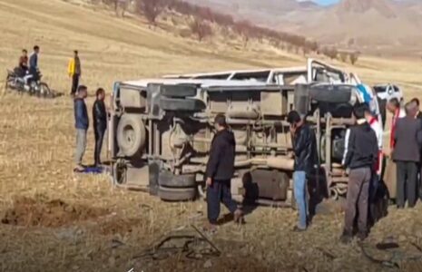 واژگونی مینی‌بوس حامل دانش‌آموزان دختر +عکس