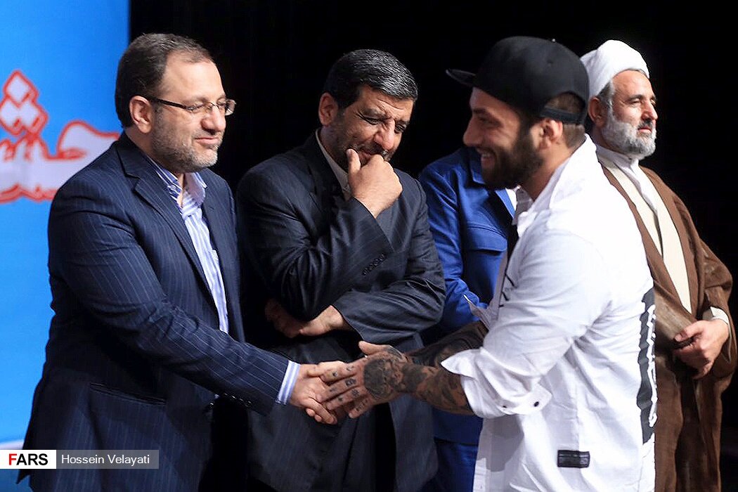 عکس مشترک ضرغامی و خواننده بازداشتی سوژه شد