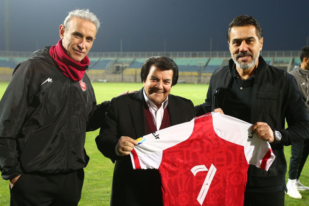 خواننده معروف مهمان تمرین سرخها شد +عکس خواننده معروف مهمان تمرین سرخها شد +عکس