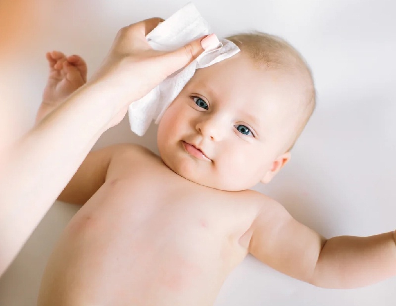 چگونه صورت نوزاد خود را تمیز کنیم؟