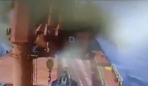 لحظه هولناک برخورد موشک یمن به کشتی یونانی را ببینید! لحظه هولناک برخورد موشک یمن به کشتی یونانی را ببینید!