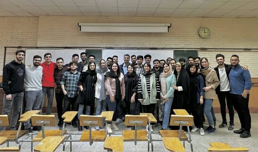 عکس| عادل و شاگردانش در دانشگاه شریف