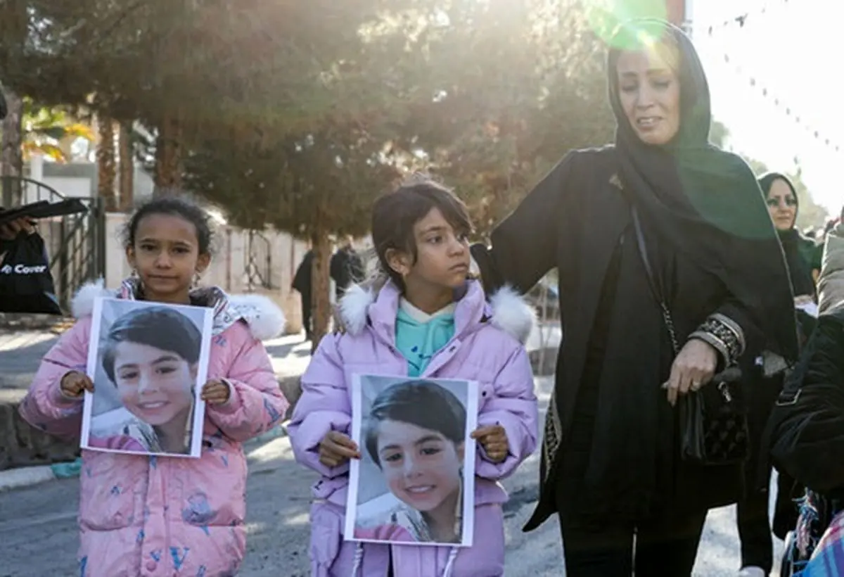 ۲۰ دانشآموز در انفجار تروریستی کرمان شهید شدند؛ شهادت ۴ دانشآموز از یک خانواده ۲۰ دانشآموز در انفجار تروریستی کرمان شهید شدند؛ شهادت ۴ دانشآموز از یک خانواده
