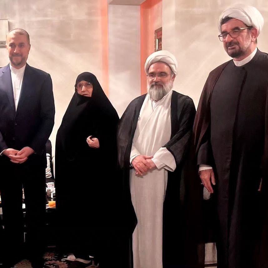 وزیر امورخارجه به عیادت دختر امام خمینی(ره) رفت +عکس وزیر امورخارجه به عیادت دختر امام خمینی(ره) رفت +عکس