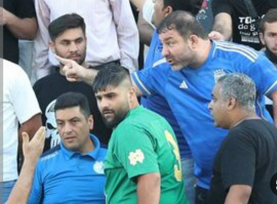 درگیری شدید هانی کرده با هواداران تیم مطرح پایتخت را ببینید +ویدئو درگیری شدید هانی کرده با هواداران تیم مطرح پایتخت را ببینید +ویدئو