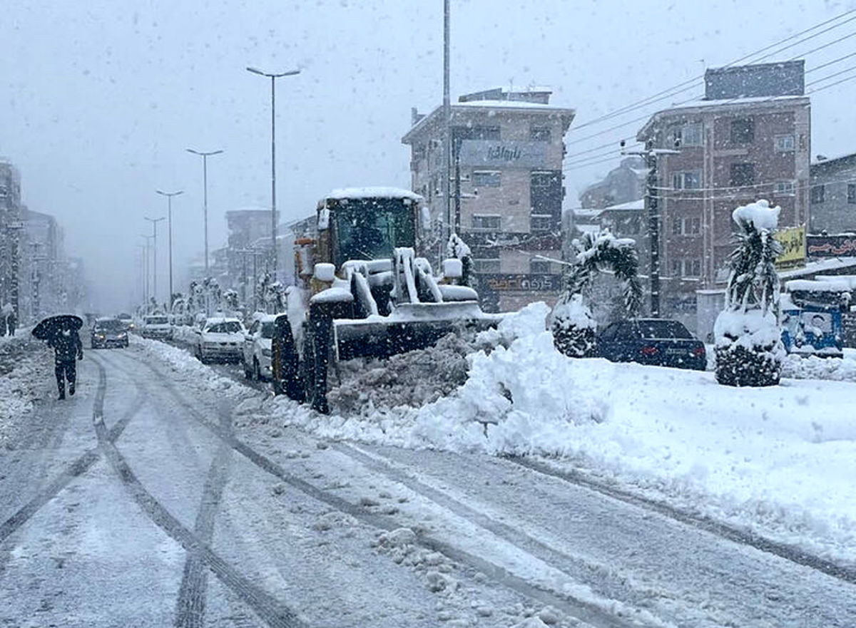 ارتفاع برف در تهران به یک متر رسید ارتفاع برف در تهران به یک متر رسید