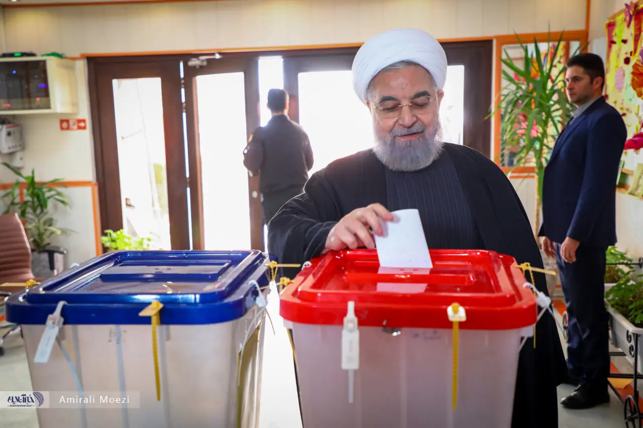 تصاویری از حسن روحانی در پای صندوق رای