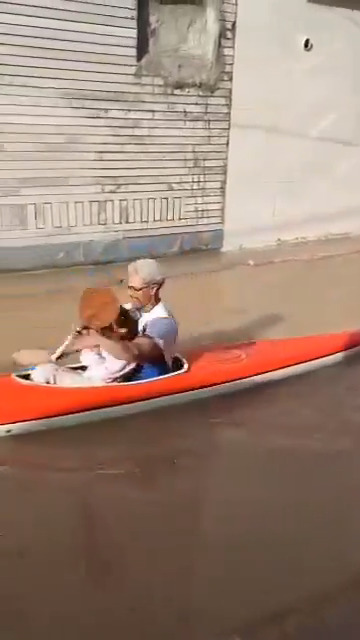 باران شدید خیابان‌های اهواز را تبدیل به «ونیز» کرد +ویدئو