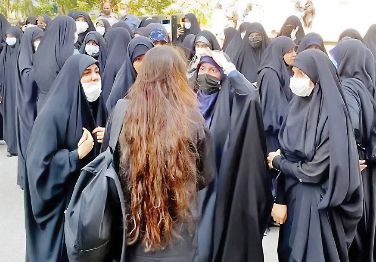 به نام پوشش، به کام بودجه/ درگیری بر سر حجاب همچنان ادامه دارد