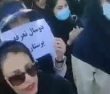 پرستاران خشمگین به خیابان آمدند؛ «با کرونا جنگیدیم، حمایتی ندیدیم»! +ویدئو