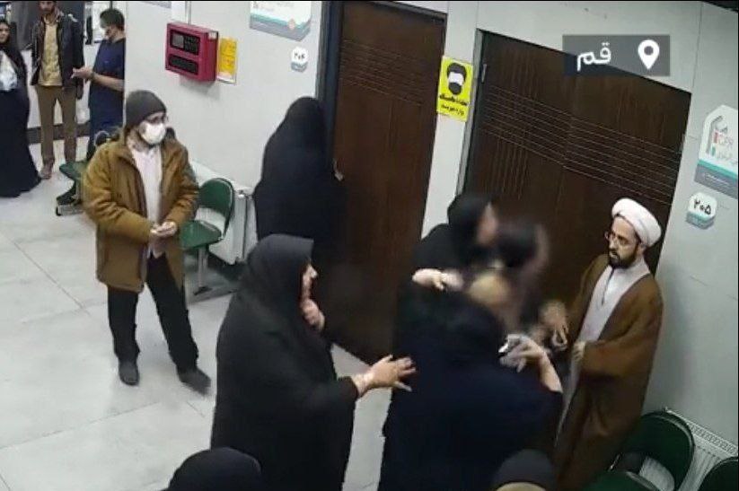 ویدئوی درگیری یک روحانی با یک زن در قم را ببینید ویدئوی درگیری یک روحانی با یک زن در قم را ببینید
