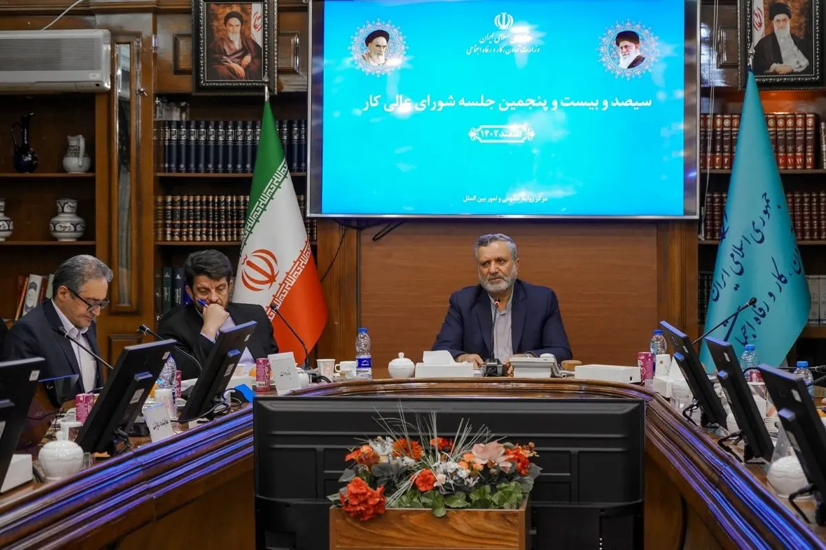 نمایندگان کارگری جلسه شورایعالی کار را به نشانه اعتراض ترک کردند؛ تصویب افزایش ۳۵ درصدی حقوق بدون امضای نمایندگان کارگری نمایندگان کارگری جلسه شورایعالی کار را به نشانه اعتراض ترک کردند؛ تصویب افزایش ۳۵ درصدی حقوق بدون امضای نمایندگان کارگری