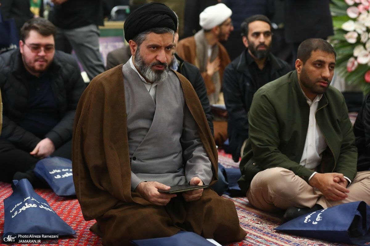 تصویر فرزند رهبر انقلاب در مراسم ختم آیت‌الله امامی کاشانی