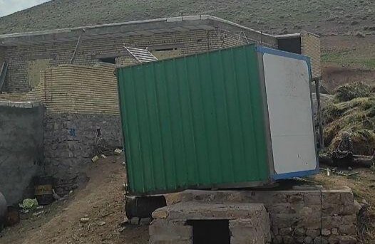گردباد یک مدرسه کانکسی را خراب کرد؛ دانشآموزان راهی بیمارستان شدند گردباد یک مدرسه کانکسی را خراب کرد؛ دانشآموزان راهی بیمارستان شدند
