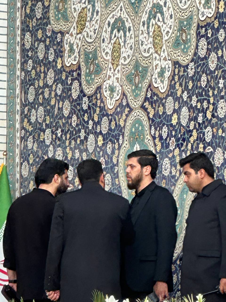 محافظ شهید رئیسی در حرم امام رضا(ع) حضور دارد +عکس