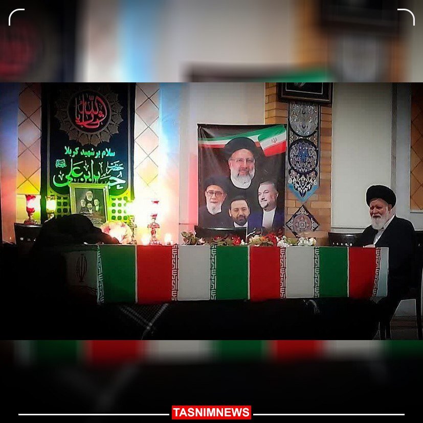 عکس| امام جمعه مشهد در کنار تابوت دامادش